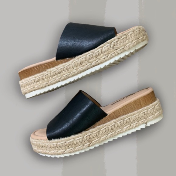 Cushionaire Shoes - ☯️ CUSHIONAIRE Chunky Platform Sandals